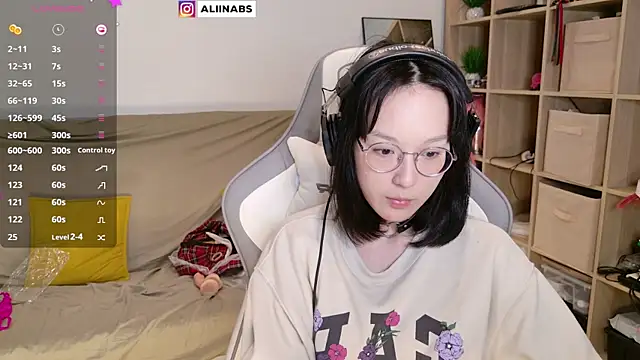 Snapshot of aliiiiiina chatting on 03.21.25 aliiiiiina online show from 03.21.25