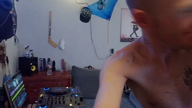 Snapshot of pyrowuff chatting on 06.25.26 pyrowuff online show from 06.25.26