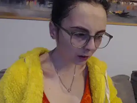 Snapshot of cleophee chatting on 02.19.25 cleophee online show from 02.19.25