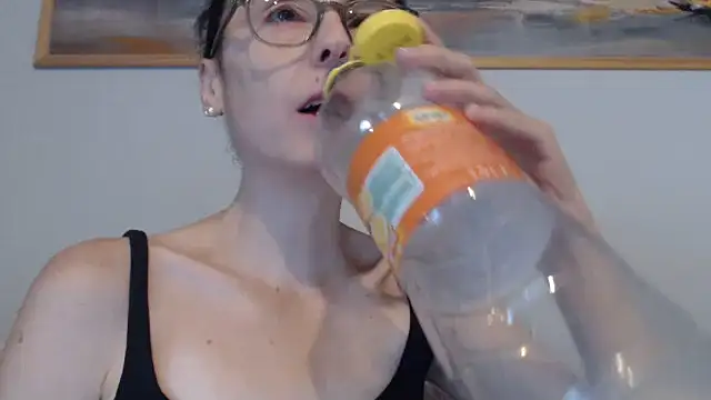 Snapshot of cleophee chatting on 09.19.25 cleophee online show from 09.19.25