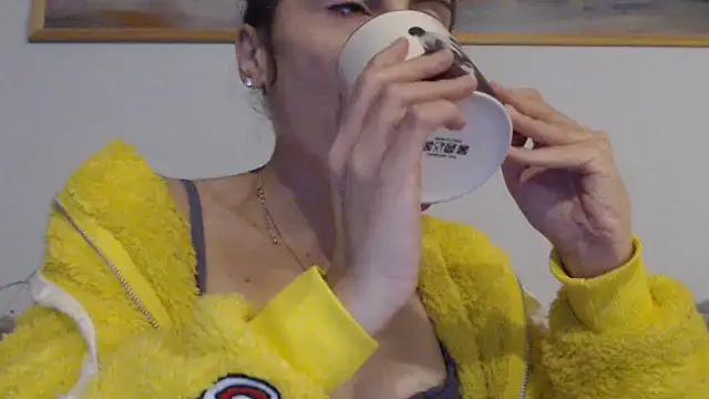 Snapshot of cleophee chatting on 12.22.25 cleophee online show from 12.22.25