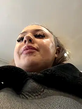 Snapshot of Sara_Slow chatting on 12.22.25 Sara Slow online show from 12.22.25