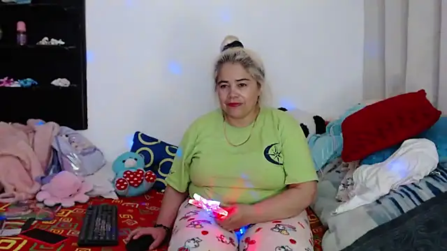 Snapshot of estrellita_fugaz16x chatting on 12.13.24 estrellita fugaz16x online show from 12.13.24