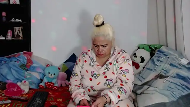 Snapshot of estrellita_fugaz16x chatting on 12.28.24 estrellita fugaz16x online show from 12.28.24