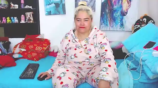 Snapshot of estrellita_fugaz16x chatting on 01.24.25 estrellita fugaz16x online show from 01.24.25