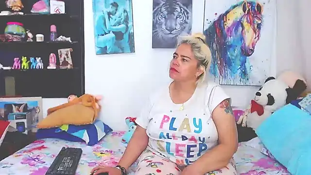 Snapshot of estrellita_fugaz16x chatting on 02.11.25 estrellita fugaz16x online show from 02.11.25