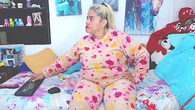 Snapshot of estrellita_fugaz16x chatting on 02.13.25 estrellita fugaz16x online show from 02.13.25