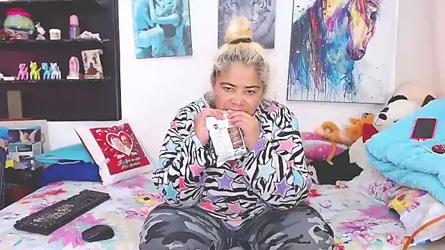 Snapshot of estrellita_fugaz16x chatting on 02.13.25 estrellita fugaz16x online show from 02.13.25