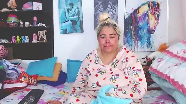 Snapshot of estrellita_fugaz16x chatting on 02.22.25 estrellita fugaz16x online show from 02.22.25