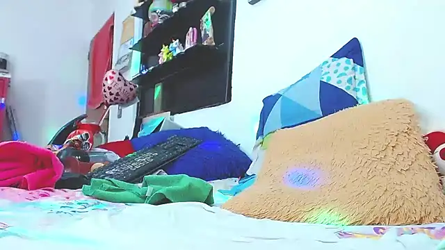 Snapshot of estrellita_fugaz16x chatting on 02.25.25 estrellita fugaz16x online show from 02.25.25