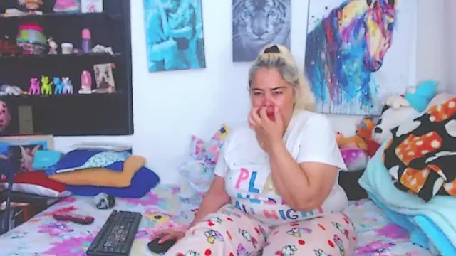 Snapshot of estrellita_fugaz16x chatting on 02.27.25 estrellita fugaz16x online show from 02.27.25