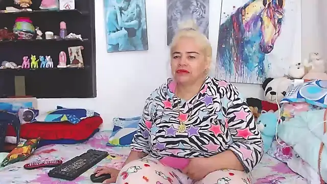 Snapshot of estrellita_fugaz16x chatting on 03.19.25 estrellita fugaz16x online show from 03.19.25