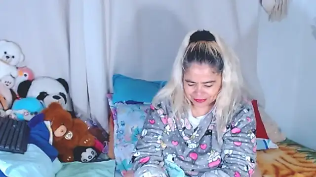 Snapshot of estrellita_fugaz16x chatting on 10.01.25 estrellita fugaz16x online show from 10.01.25