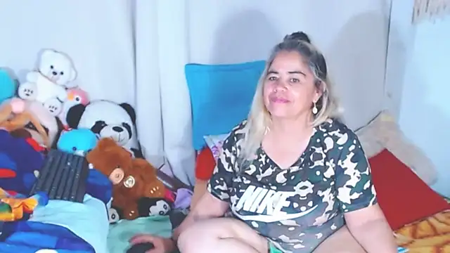 Snapshot of estrellita_fugaz16x chatting on 10.03.25 estrellita fugaz16x online show from 10.03.25