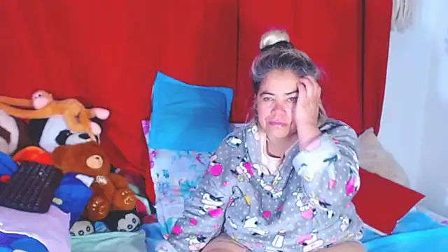 Snapshot of estrellita_fugaz16x chatting on 10.25.25 estrellita fugaz16x online show from 10.25.25