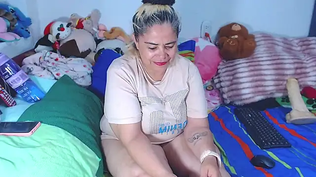 Snapshot of estrellita_fugaz16x chatting on 06.21.26 estrellita fugaz16x online show from 06.21.26