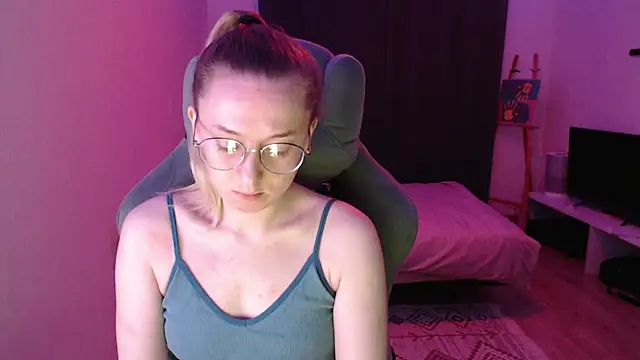 Snapshot of AnabelFrel chatting on 12.18.25 AnabelFrel online show from 12.18.25