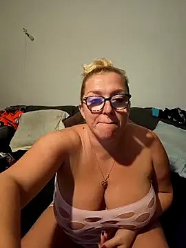 Snapshot of winniess40 chatting on 11.06.25 winniess40 online show from 11.06.25