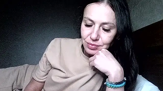Snapshot of JulianaGold1 chatting on 04.15.26 JulianaGold1 online show from 04.15.26