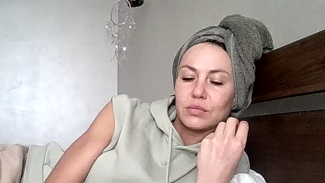 Snapshot of JulianaGold1 chatting on 04.19.26 JulianaGold1 online show from 04.19.26