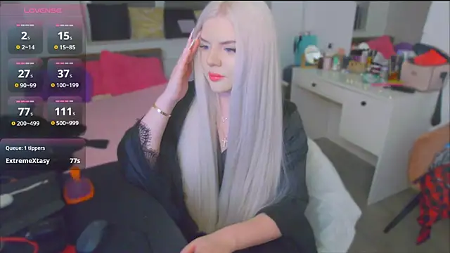 Snapshot of ParadiseRose chatting on 04.29.26 ParadiseRose online show from 04.29.26