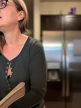 MaiseKnox online show from 10.08.25