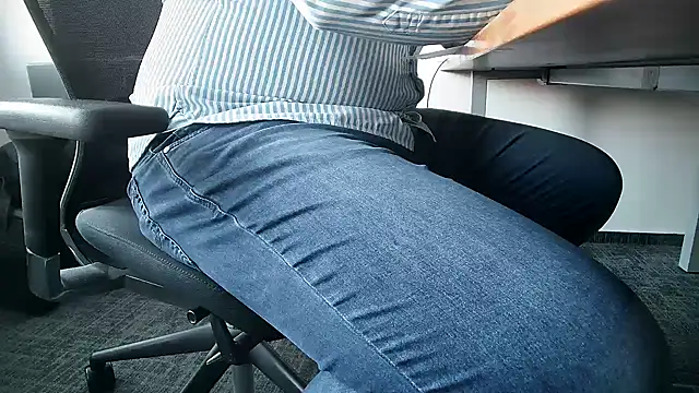 Snapshot of 69bezfleku chatting on 10.28.25 69bezfleku online show from 10.28.25