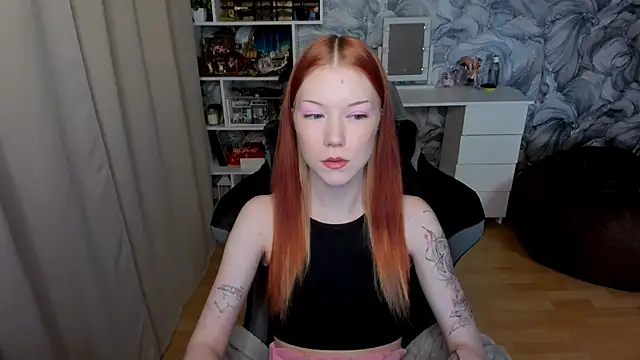 Snapshot of litl_Mia chatting on 10.13.25 litl Mia online show from 10.13.25