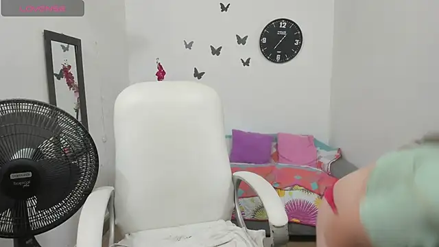 Snapshot of stepmother_105 chatting on 04.24.26 stepmother 105 online show from 04.24.26