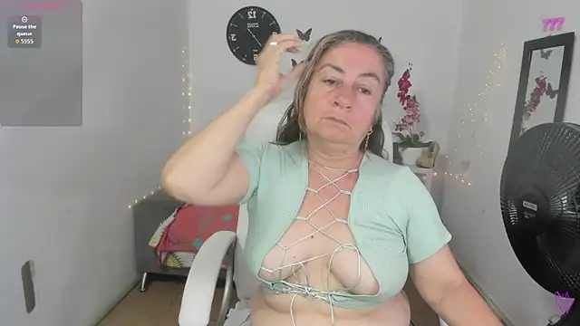 Snapshot of stepmother_105 chatting on 05.30.26 stepmother 105 online show from 05.30.26