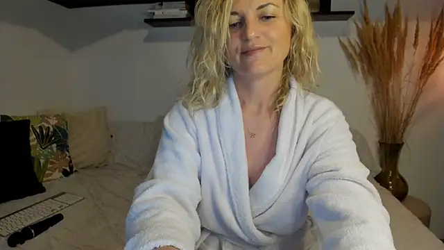 Snapshot of Jadore_able chatting on 05.18.26 Jadore able online show from 05.18.26