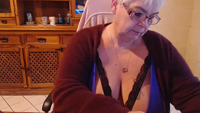 Snapshot of MISS_LINDAH chatting on 03.04.25 MISS LINDAH online show from 03.04.25