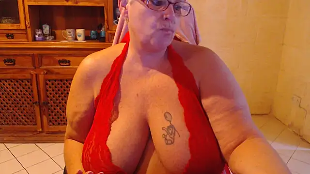 Snapshot of MISS_LINDAH chatting on 10.01.25 MISS LINDAH online show from 10.01.25