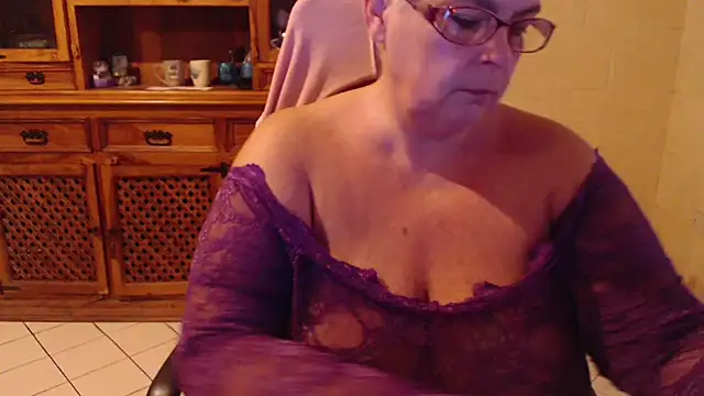 Snapshot of MISS_LINDAH chatting on 10.14.25 MISS LINDAH online show from 10.14.25