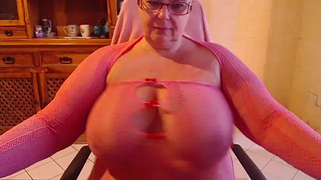 Snapshot of MISS_LINDAH chatting on 10.21.25 MISS LINDAH online show from 10.21.25