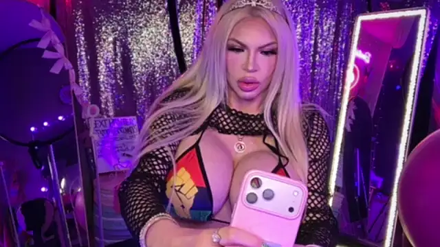 Snapshot of bimbotwerkqueen chatting on 06.20.26 bimbotwerkqueen online show from 06.20.26