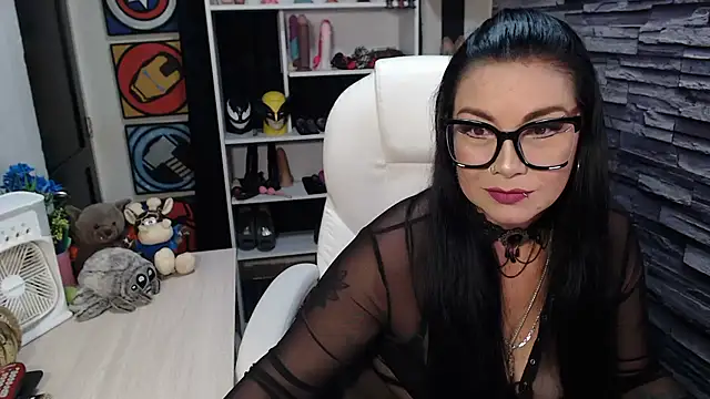 Snapshot of Cruela_deviil chatting on 07.26.26 Cruela deviil online show from 07.26.26