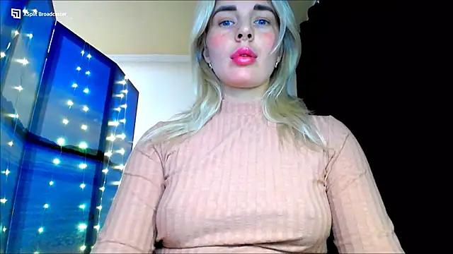 Snapshot of miaa_sunn chatting on 12.12.24 miaa sunn online show from 12.12.24