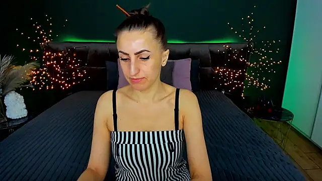 Snapshot of Rebecca_Diamond chatting on 11.24.25 Rebecca Diamond online show from 11.24.25