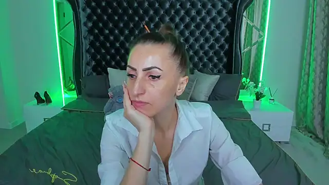 Snapshot of Rebecca_Diamond chatting on 11.25.25 Rebecca Diamond online show from 11.25.25