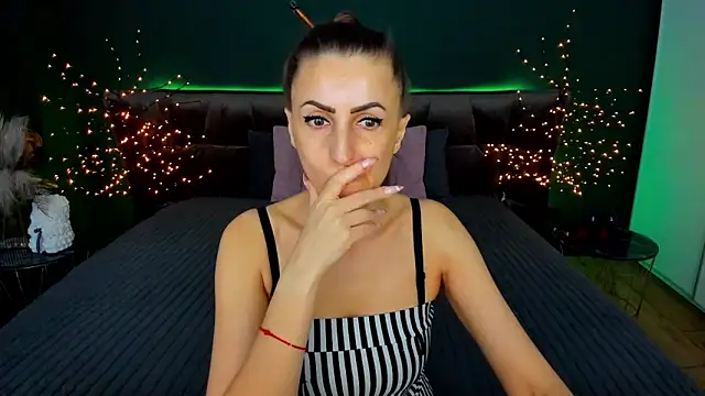 Snapshot of Rebecca_Diamond chatting on 12.01.25 Rebecca Diamond online show from 12.01.25