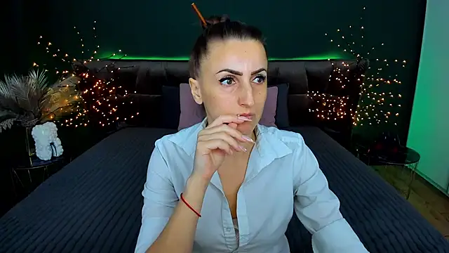 Snapshot of Rebecca_Diamond chatting on 12.02.25 Rebecca Diamond online show from 12.02.25