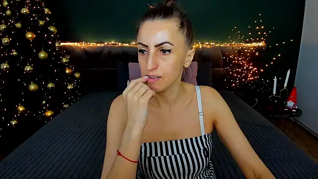 Snapshot of Rebecca_Diamond chatting on 12.19.25 Rebecca Diamond online show from 12.19.25