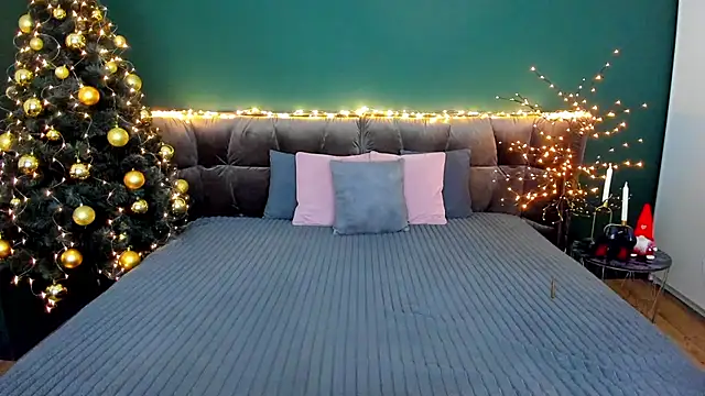 Snapshot of Rebecca_Diamond chatting on 12.22.25 Rebecca Diamond online show from 12.22.25