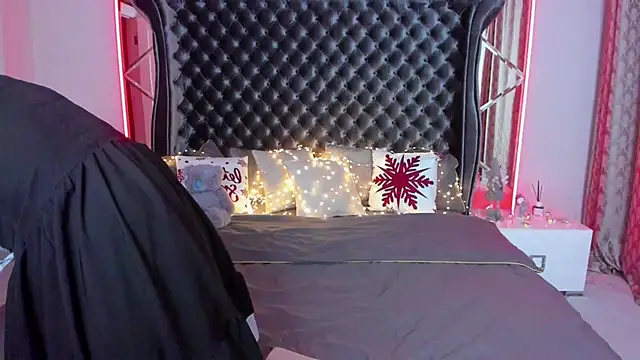 Snapshot of Rebecca_Diamond chatting on 12.23.25 Rebecca Diamond online show from 12.23.25