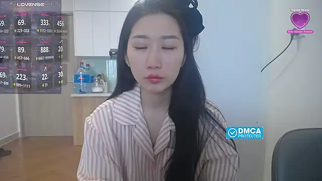 Snapshot of Asiagirll chatting on 12.18.25 Asiagirll online show from 12.18.25