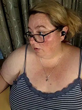 Snapshot of Iceprincess2bad4u chatting on 04.19.26 Iceprincess2bad4u online show from 04.19.26