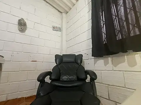 Snapshot of Max_TheHorseDick chatting on 06.04.26 Max TheHorseDick online show from 06.04.26