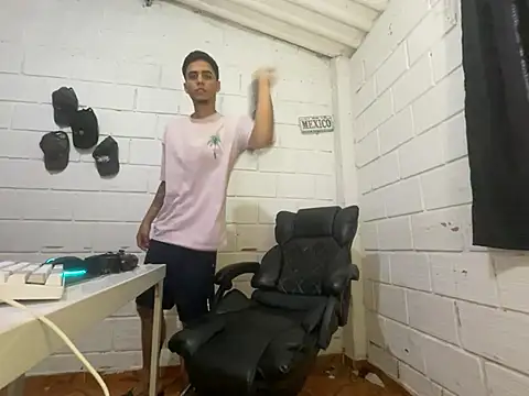 Snapshot of Max_TheHorseDick chatting on 06.05.26 Max TheHorseDick online show from 06.05.26