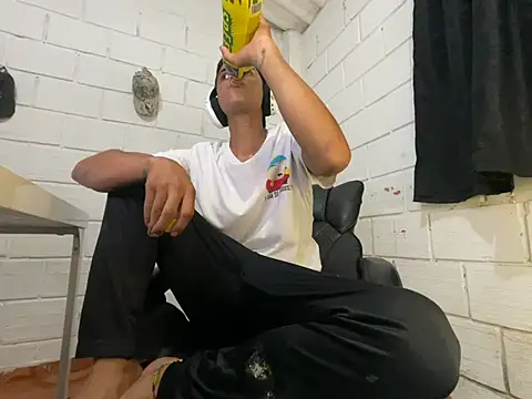Snapshot of Max_TheHorseDick chatting on 06.19.26 Max TheHorseDick online show from 06.19.26